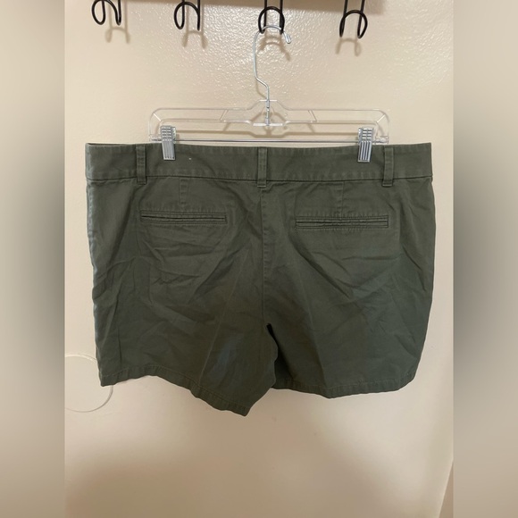 ✨Women’s Loft Outlet Green Shorts Size 16 - Picture 7 of 9